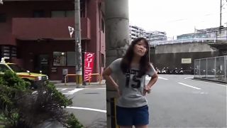 Japanese hottie pissing